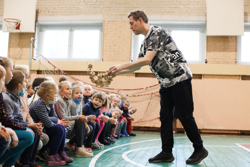 Открытие выставки «2 жонглера, 2 дня, 6 школ»: воспоминания о приключении жонглеров в школах...