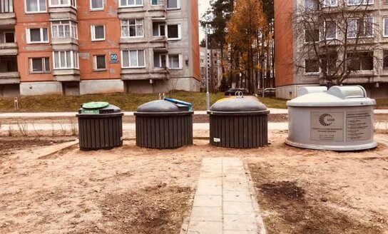 Prašome tinkamai naudoti pusiau požeminius antrinių žaliavų surinkimo konteinerius ir rūšiuoti...
