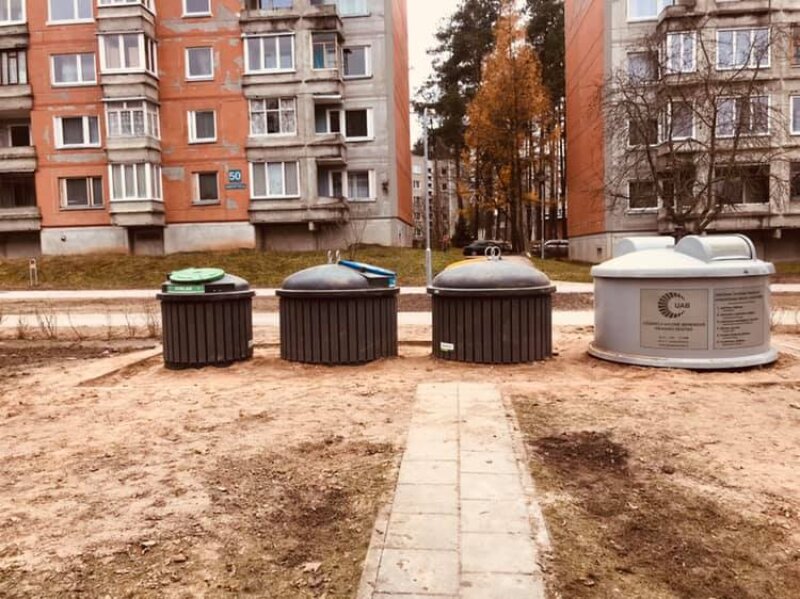 Prašome tinkamai naudoti pusiau požeminius antrinių žaliavų surinkimo konteinerius ir rūšiuoti...