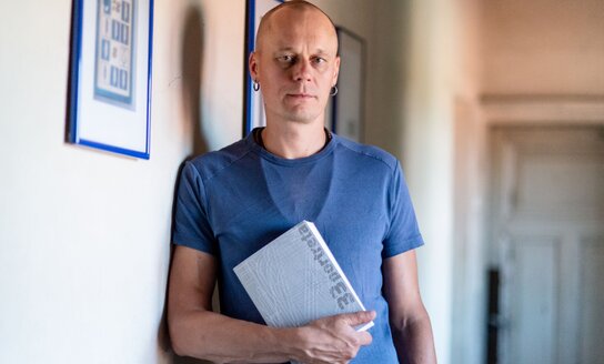 33 Lietuvos menininkų portretai vienoje knygoje