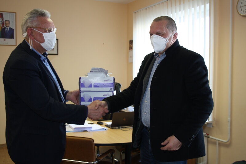 Visagino savivaldybės administracija gavo respiratorių labdarą