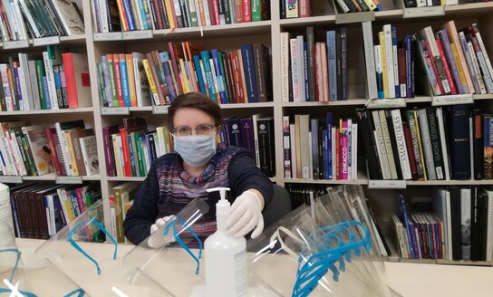 Bibliotekos 3D spausdintuvu gaminami rėmeliai medikų apsauginiams skydams