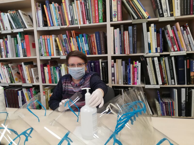 Bibliotekos 3D spausdintuvu gaminami rėmeliai medikų apsauginiams skydams