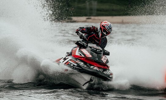 Greičiausi vandens motociklų pilotai sugrįžta į Visaginą – artėja lenktynės Drūkšių ežere