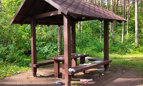 Prašome pagarbiai elgtis gamtoje, rinkti šiukšles bei saugoti miesto turtą