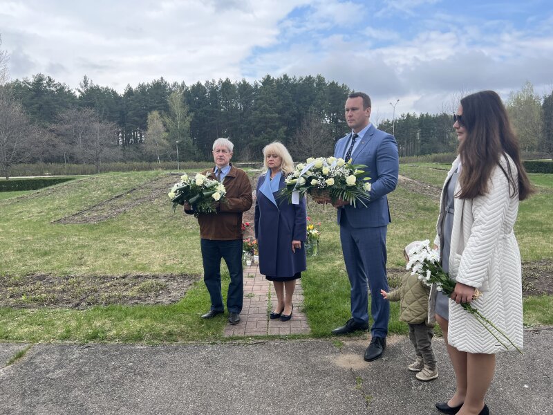 Visagino savivaldybės atstovai vyko prie paminklinio akmens, skirto Černobylio avarijos aukoms...