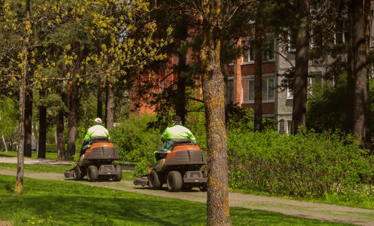 Pradėti šienavimo darbai