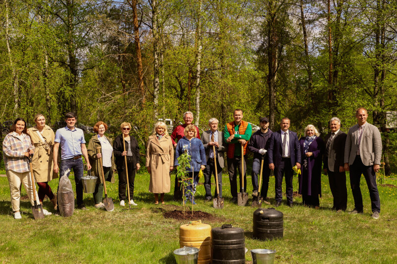 Visagino savivaldybės tarybos nariai miestą papuošė sakuromis