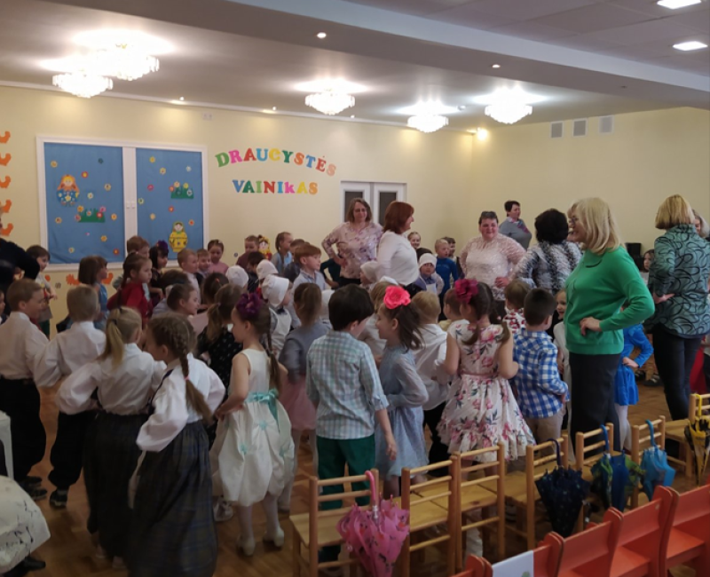 2023 m. gegužės 4 dieną vaikų lopšelyje-darželyje „Gintarėlis“ vyko šventė „Draugystės vainikas“