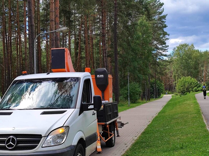 Visaginas gražinasi: aktyviai vykdomi gatvių apšvietimo modernizavimo darbai