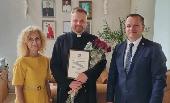Jubiliejaus proga pasveikintas Visagino Šv. apaštalo Pauliaus bažnyčios klebonas R. Jurolaitis