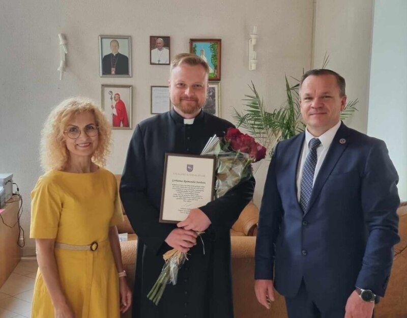 Jubiliejaus proga pasveikintas Visagino Šv. apaštalo Pauliaus bažnyčios klebonas R. Jurolaitis