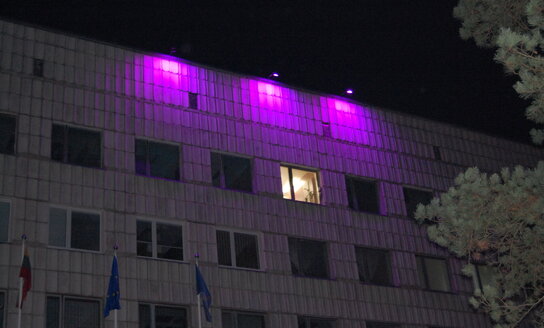 Pasaulinę neišnešiotų naujagimių dieną Visagino savivaldybės pastatas nušvis purpurine spalva
