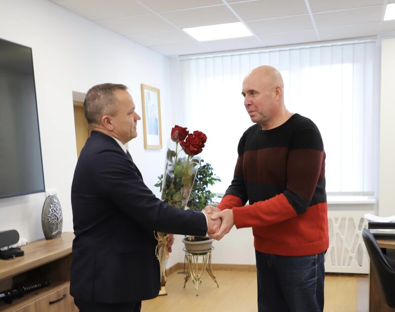 Meras susitiko su garsiu Ukrainos vaikų rašytoju, apsistojusiu Visagine