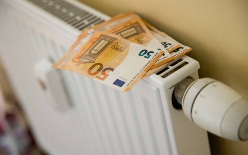 Mažėjančios šilumos kainos ir šiltesnis kovas sumažino šildymo sąskaitas
