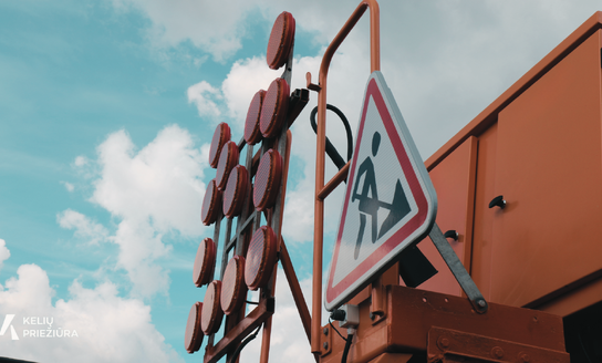 Kliūtis keliuose šalins operatyviau: AB „Kelių priežiūra“ integravo „Waze“ realaus laiko duomenis