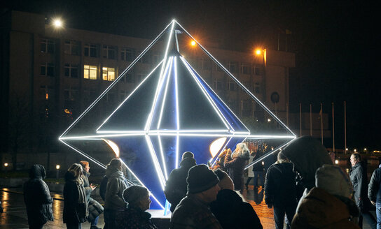 Šviesos ir garso instaliacija atkeliauja į Visaginą (tarp Sedulinos al. 20 ir Veteranų g. 9)