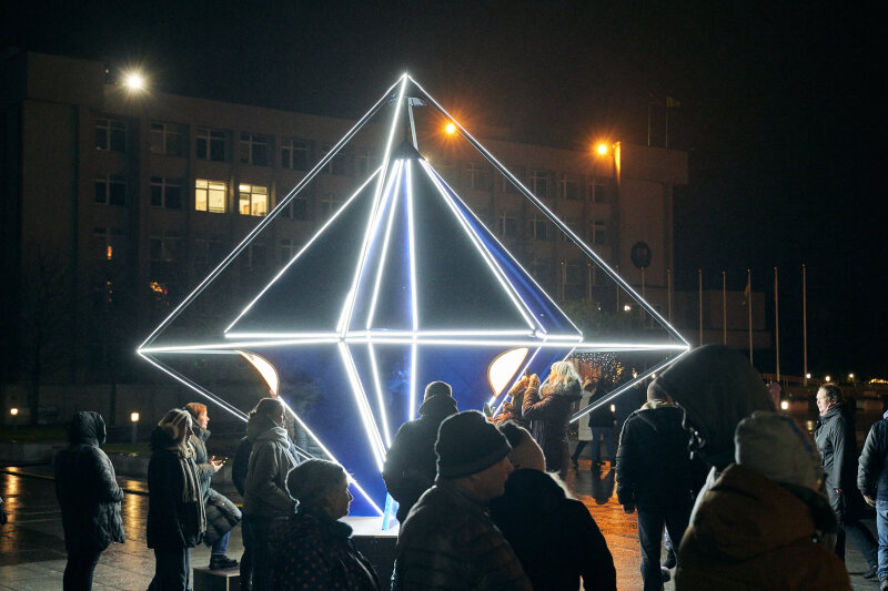 Šviesos ir garso instaliacija atkeliauja į Visaginą (tarp Sedulinos al. 20 ir Veteranų g. 9)