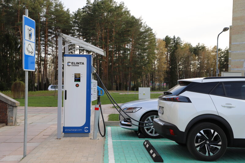Kviečiame naudotis Parko g. 14 esančia elektromobilių greito įkrovimo stotele
