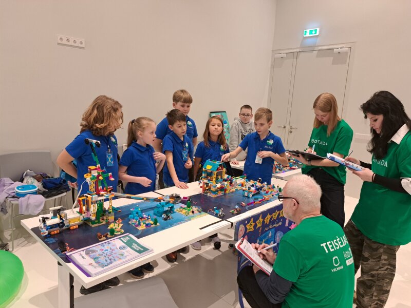 Visagino „Verdenės“ gimnazijos komandos triumfavo „Robotiada 2025: First Lego League“