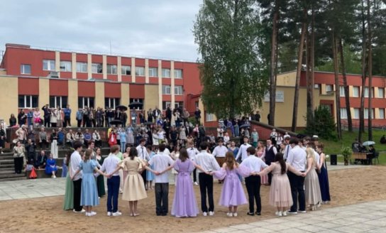 Visagino „Atgimimo“ gimnazijoje nuaidėjo paskutinis skambutis!