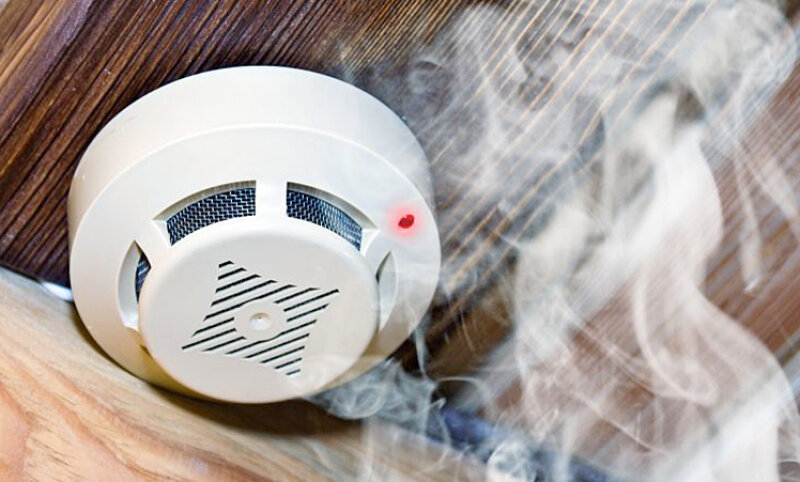 Dūmų detektorius ir kaimynų budrumas padėjo išvengti nelaimės Visagine