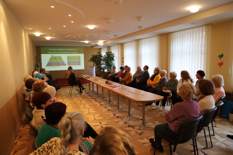 Rudens spalvos ir tvarumo dvasia Visagine: jaukus renginys senjorams apie rūšiavimą