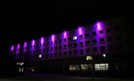 Pasaulinę neišnešiotų naujagimių dieną Visagino savivaldybės pastatas nušvis purpurine spalva