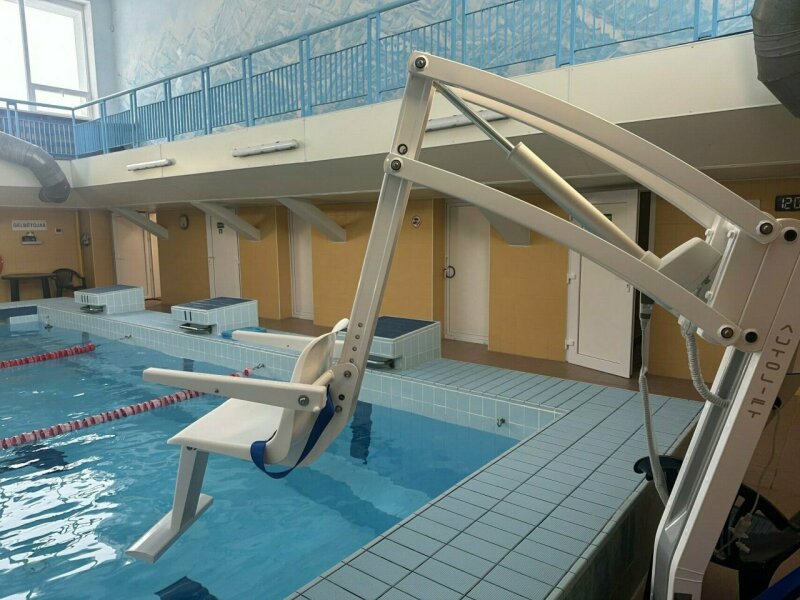 Baseinuose įrengti specialūs keltuvai žmonėms su negalia