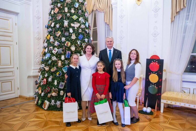 Visagino vaikų kūryba suspindo Prezidentūroje: mūsų ugdytiniai papuošė nacionalinę Kalėdų eglę