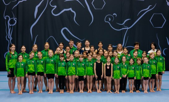 Visagino akrobatų triumfas Estijoje: iš tarptautinių varžybų grįžo su 12 medalių komplektų