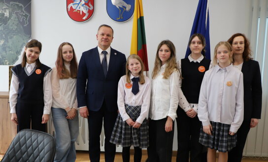 Kovo 11-osios proga mokiniai lankėsi pas savivaldybės vadovus