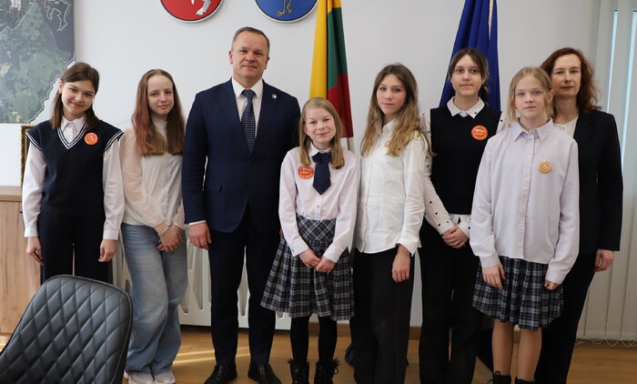 Kovo 11-osios proga mokiniai lankėsi pas savivaldybės vadovus