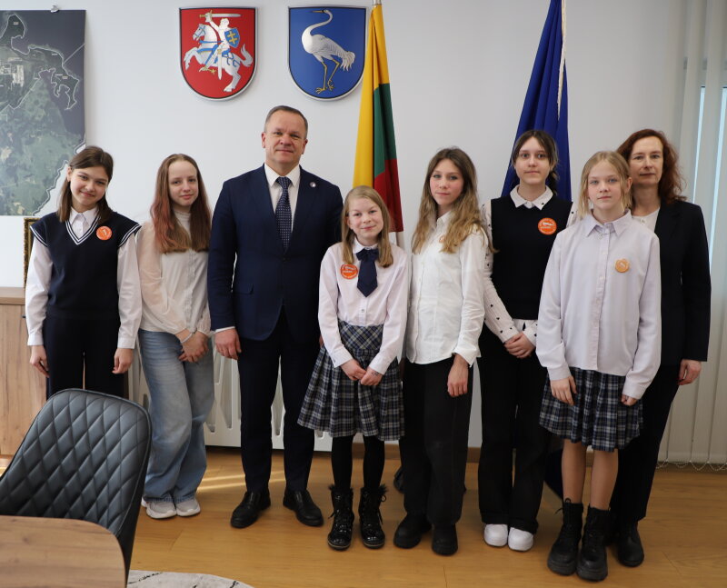 Kovo 11-osios proga mokiniai lankėsi pas savivaldybės vadovus