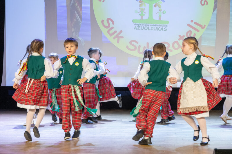 Praūžė jubiliejinis šokių ir ratelių festivalis „Suk, suk ratelį“ vaikų lopšelyje-darželyje...