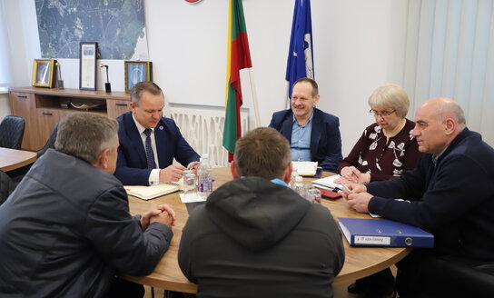 Susitikimas dėl kalno statybų eigos: rangovas apgailestauja dėl vėlavimo ir orų