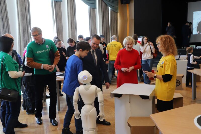 Investuojame į jaunų žmonių sėkmę: už pasiekimus premijomis apdovanojami Visagino mokiniai ir...