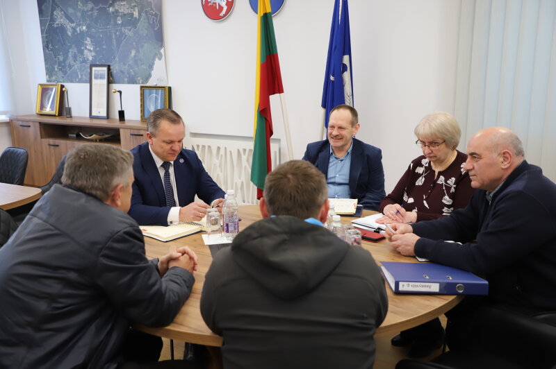 Susitikimas dėl kalno statybų eigos: rangovas apgailestauja dėl vėlavimo ir orų