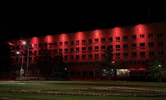 Visaginas prisijungia prie socialinės iniciatyvos – savivaldybės pastatas nušvito raudonai